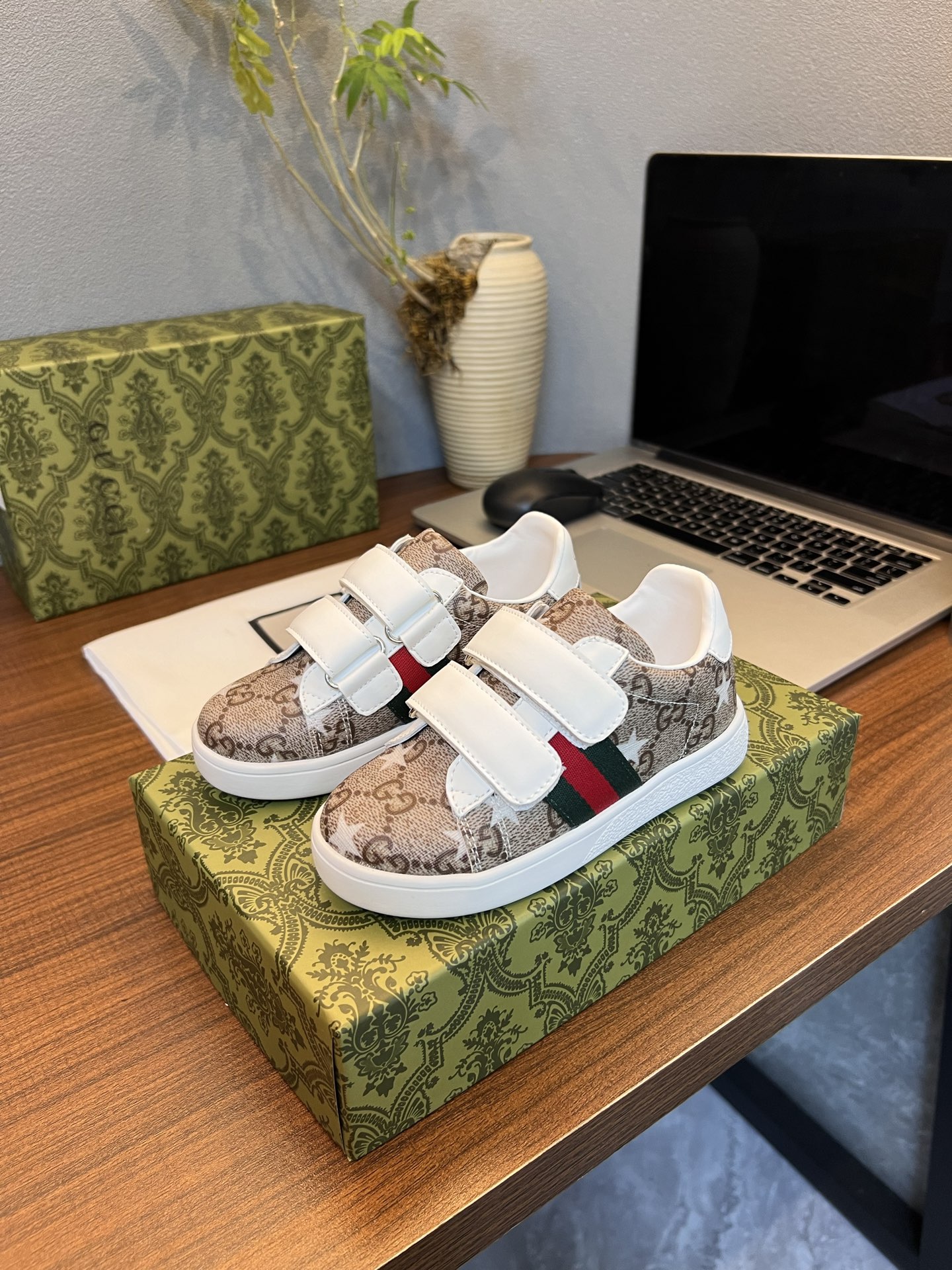 Children's shoes child